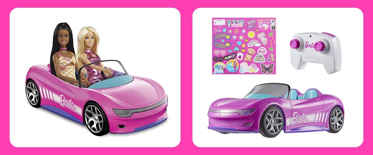 Na obrazie widoczny jest różowy zdalnie sterowany samochód z logo \'Barbie\', w którym siedzą dwie lalki. Obok samochodu znajduje się zestaw naklejek oraz biały pilot z różowymi przyciskami.