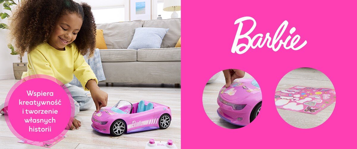 Dziewczynka bawi się różowym zdalnie sterowanym samochodem Barbie na podłodze w salonie. Obok widoczny jest napis: \'Wspiera kreatywność i tworzenie własnych historii\'.