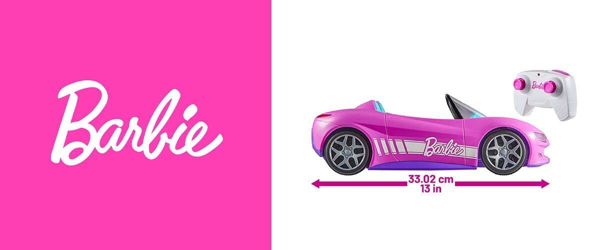Po lewej stronie widoczne jest logo \'Barbie\' na różowym tle. Po prawej stronie znajduje się różowy zdalnie sterowany samochód z napisem \'Barbie\' oraz pilot, z oznaczeniem długości 33.02 cm (13 in).