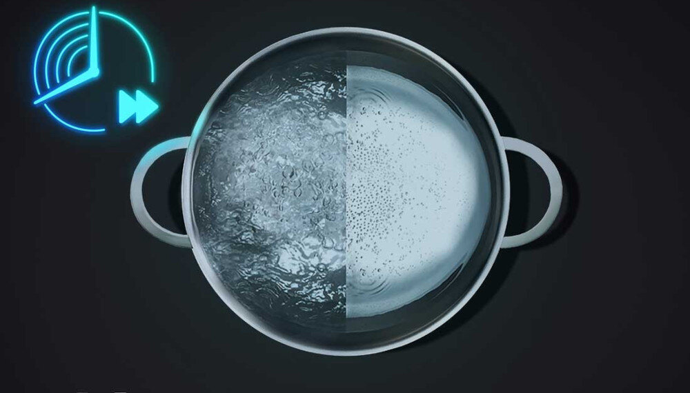 PŁYTA SIEMENS ED81AHWB1E 10.jpg przedstawia garnek z wodą widziany z góry, podzielony na dwie połówki: po lewej stronie woda gwałtownie wrze, po prawej dopiero się nagrzewa i lekko pieni. W lewym górnym rogu umieszczono świecącą na niebiesko ikonę zegara z symbolem przewijania, co sugeruje funkcję szybkiego doprowadzania wody do wrzenia lub przyspieszonego gotowania powerBoost szybkie nagrzewanie płyta indukcyjna zwiększona moc krótszy czas gotowania Siemens funkcja boost