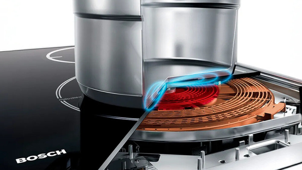 PŁYTA SIEMENS ED81AHWB1E 16.jpg przedstawia przekrojową wizualizację pola grzewczego płyty indukcyjnej Bosch. Widać garnek stojący na szklanej powierzchni, a pod nią miedzianą cewkę z zaznaczonym na czerwono obszarem nagrzewania i niebieskim strumieniem energii, co ma obrazować szybkie i precyzyjne działanie indukcji Szybka bezpieczna łatwa w czyszczeniu