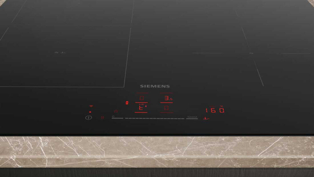 PŁYTA SIEMENS ED81AHWB1E 8.jpg przedstawia zbliżenie na czarną płytę indukcyjną Siemens z czerwonym, podświetlanym panelem sterowania na froncie. Widoczne są cyfrowe wskaźniki mocy, temperatury oraz ikonki funkcji specjalnych, a całość osadzona jest na eleganckim, marmurkowym blacie touchSlider regulacja temperatury płyta indukcyjna sterowanie dotykowe precyzyjna kontrola mocy technologia Siemens intuicyjne sterowanie kuchnia premium