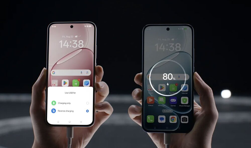 Dwie osoby trzymają smartfony OPPO A6 Pro 5G, jeden ładuje drugi funkcją ładowania zwrotnego