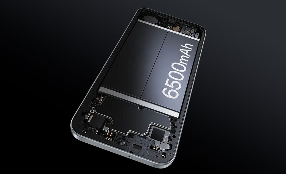 Wnętrze smartfona OPPO A6 Pro 5G z widoczną baterią o pojemności 6500 mAh na czarnym tle