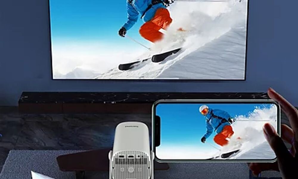 PHILIPS NeoPix 244 projektor bezprzewodowe dublowanie ekranu Wi-Fi 2,4 GHz 5 GHz, projektor wyświetlający obraz na ekranie projekcyjnym, smartfon trzymany w ręku