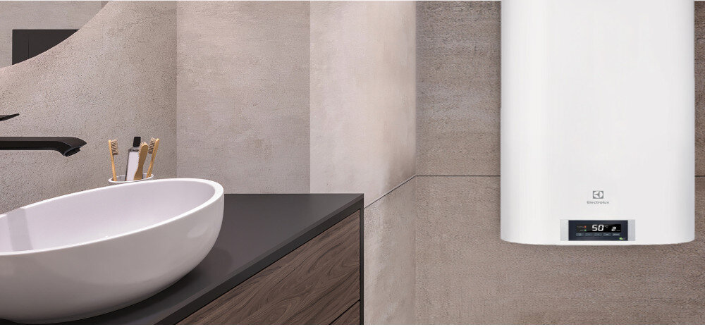 BOJLER ELEKTRYCZNY ELECTROLUX EWH50FDL zdjęcie lifestylowe pojemność wymiary moc stal emaliowana trwały wytrzymały funkcjonalność kolor biały minimalna ilość miejsca przestrzeń uniwersalność model pionowy odporny na korozję