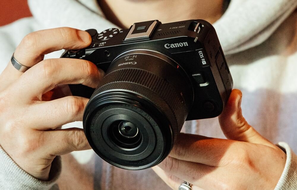 Aparat CANON EOS R50 V kv początek opisu