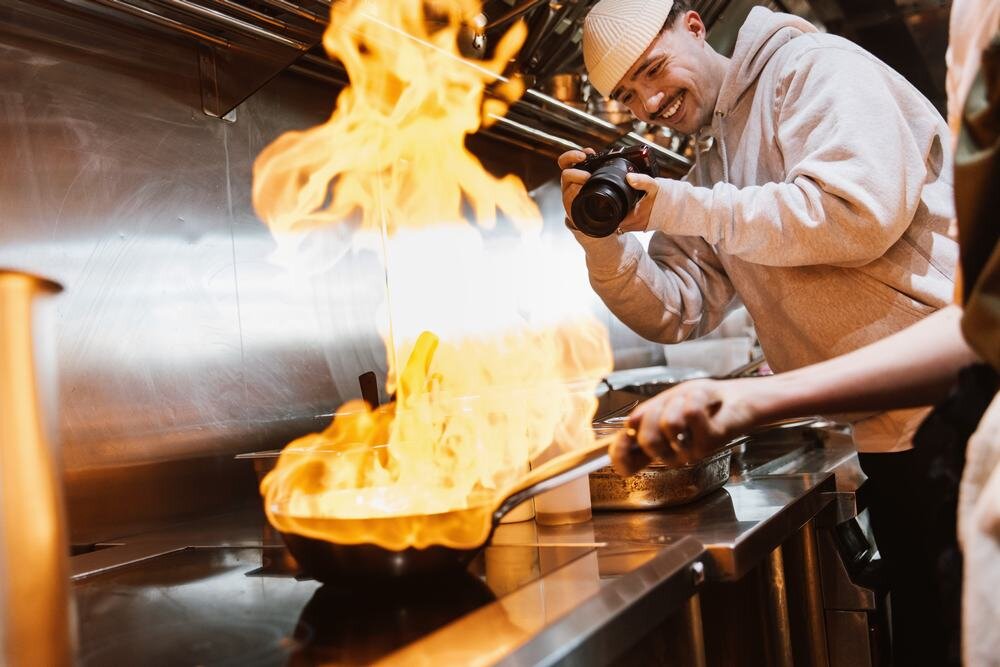 Aparat CANON EOS R50 V nagrywa płonącą patelnię