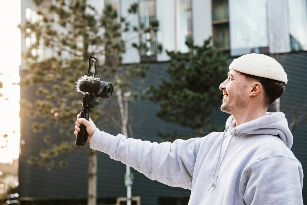 Aparat CANON EOS R50 V człowiek robi selfie