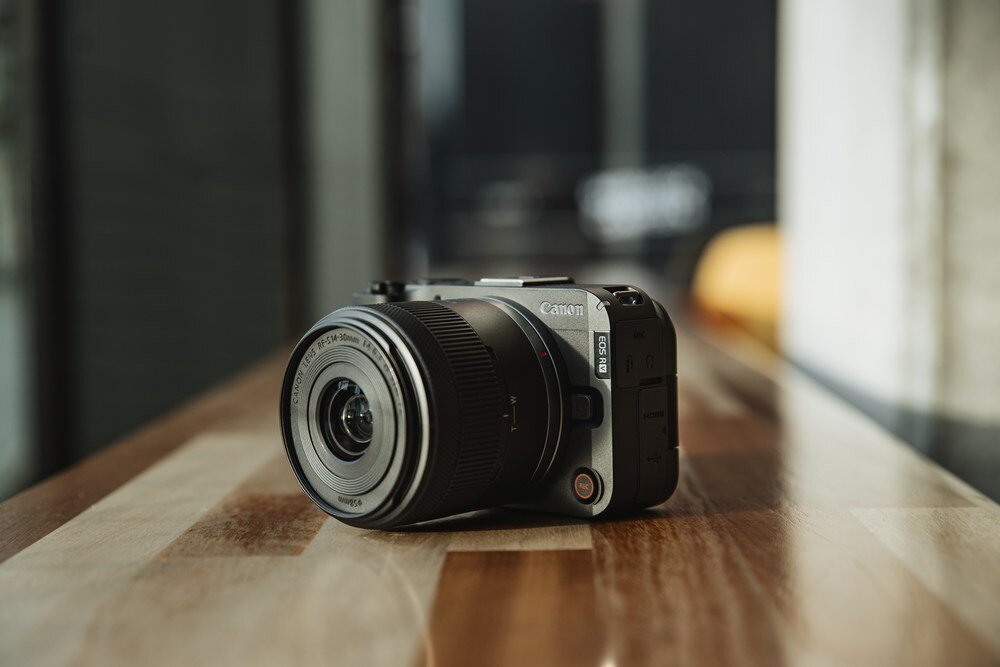 Aparat CANON EOS R50 V na stole