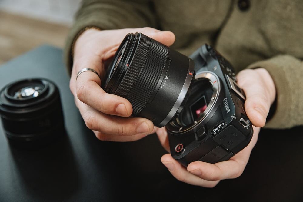 Aparat CANON EOS R50 V nakłada obiektyw