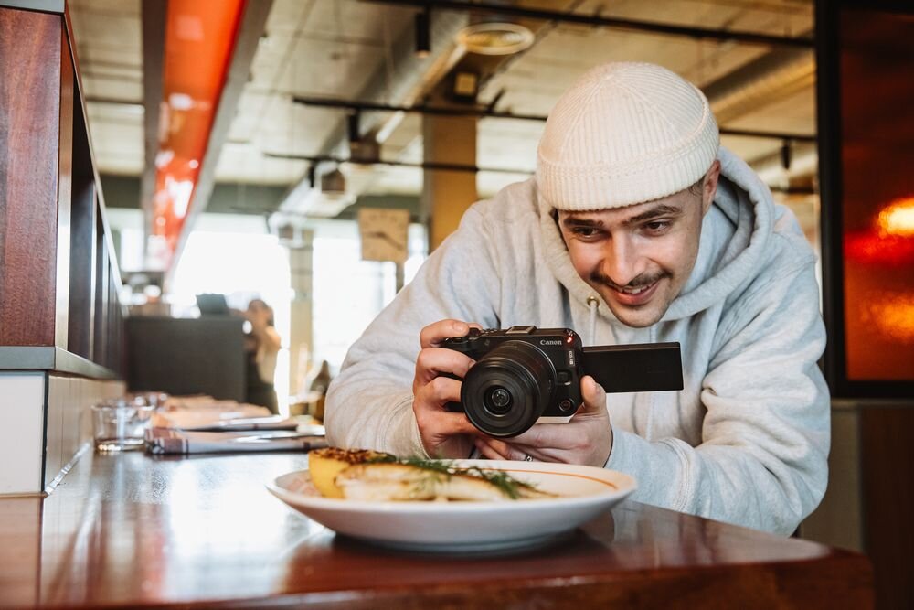 Aparat CANON EOS R50 V człowiek robi zdjęcie jedzeniu