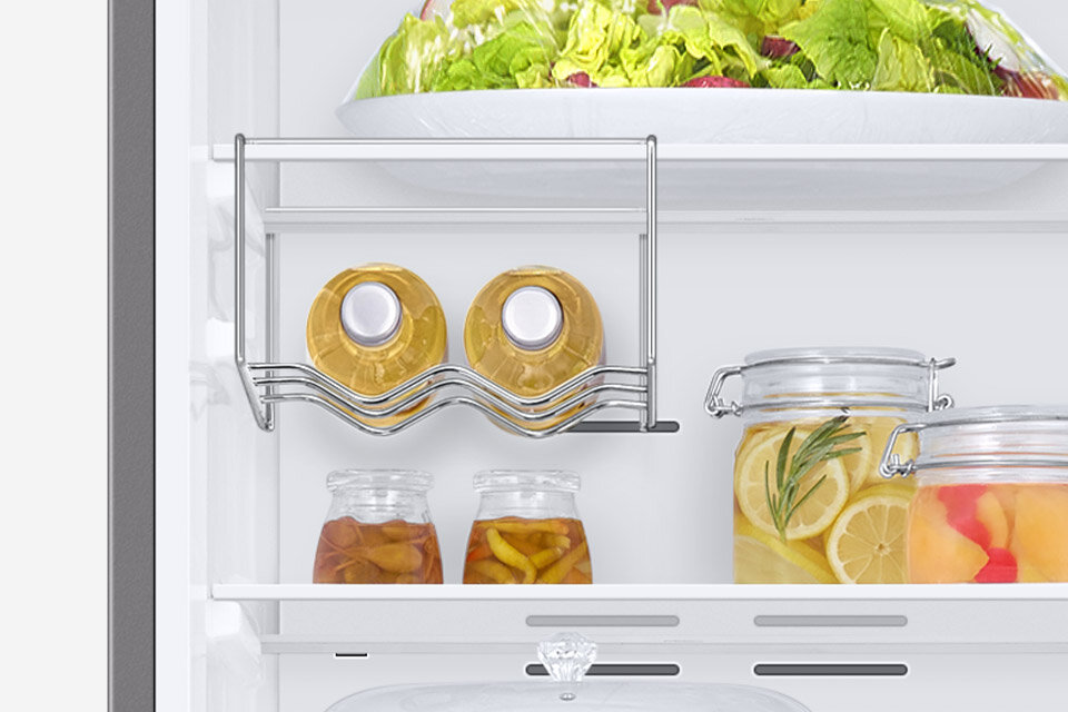 Zdjęcie pokazuje podwieszaną półkę na wino w chłodziarce Samsung RB33B612ESA Zdjęcie pokazuje podwieszaną półkę na wino w chłodziarce Samsung RB33B612ESA