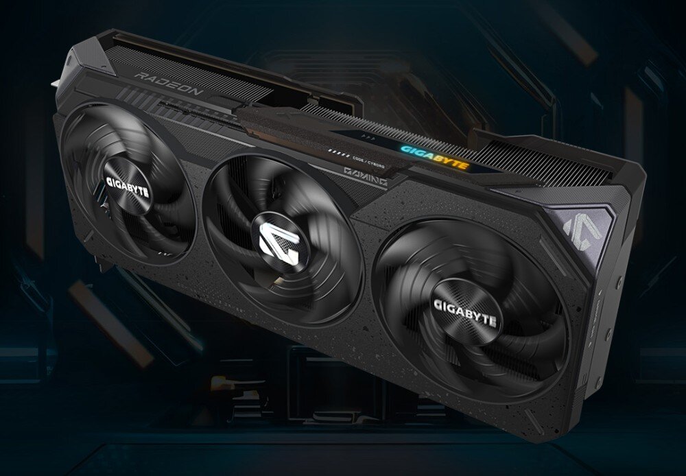 Komputer MAD DOG Powered by Gigabyte C500-A01DR64 Karta graficzna z trzema wentylatorami, umieszczona na futurystycznym, ciemnym tle z niebieskimi akcentami. Na obudowie karty widoczne są logotypy producenta oraz subtelne podświetlenie RGB, karta graficzna, architektura, technologie