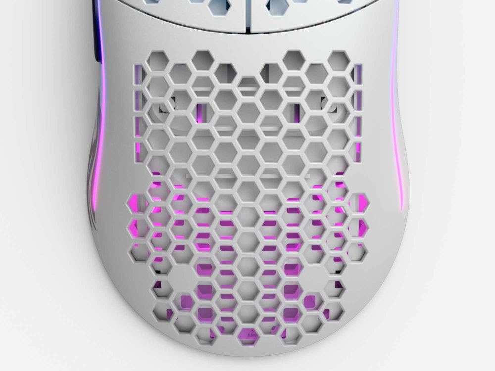 GLORIOUS PC Model O Wireless konstrukcja obudowy wzorze plastra miodu stylowe oświetlenie - mysz od góry na jasnym blacie, zbliżenie na plaster miodu