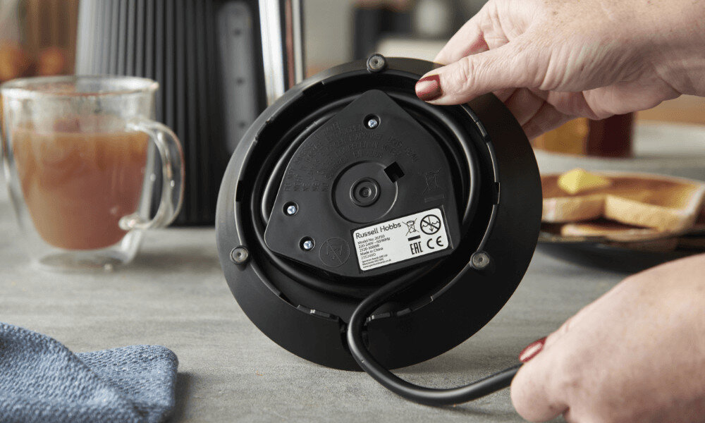 Czajnik RUSSELL HOBBS Bronte Stone 26750-70 Czarny Obrotowa podstawa Podstawa 360° z dowolnej strony ułatwienie obsługa schowek na przewód porządek