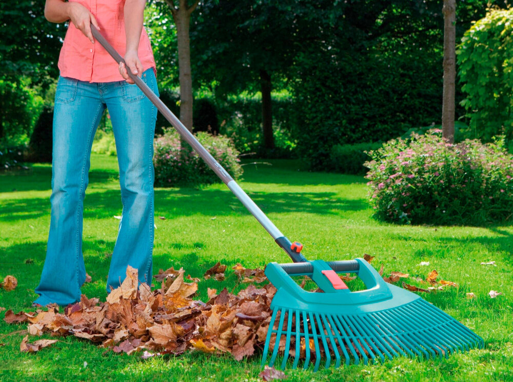 Grabie GARDENA Vario 3107-20 do liści z wysokiej jakosci tworzywa sztucznego odporne na korozje i uszkodzenia szerokosc robocza 77 cm 30 elastycznych zebow sprawne sprzatanie duzych powierzchni