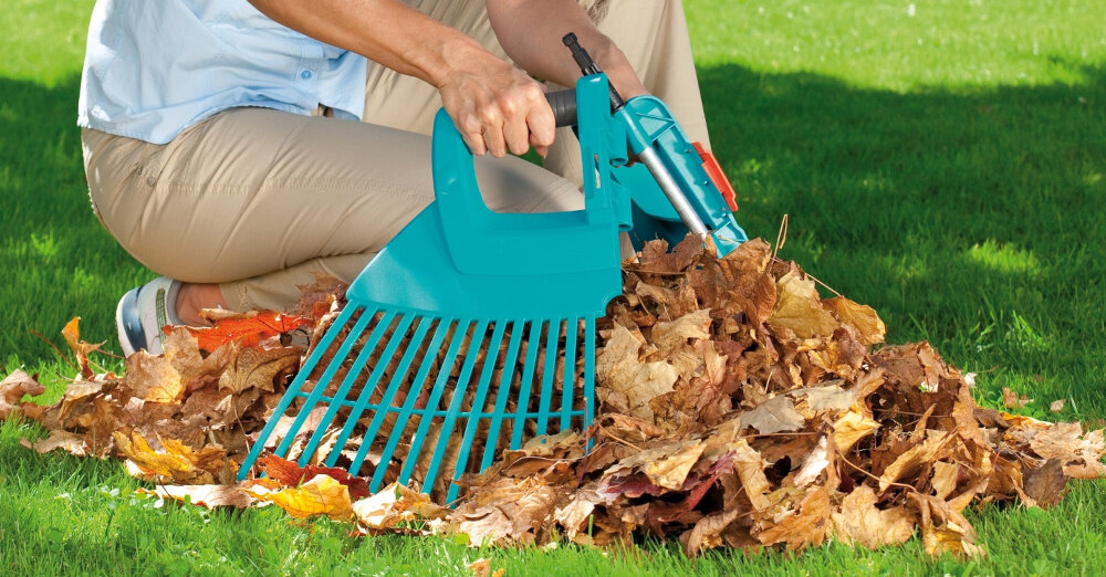 Grabie GARDENA Vario 3107-20 do liści mozliwosc podzailu glowicy na dwie czesci latwe zbieranie lisci i skoszonej trawy jak lopata przycisk regulacyjny blyskawiczne dopasowanie do aktualnych potrzeb