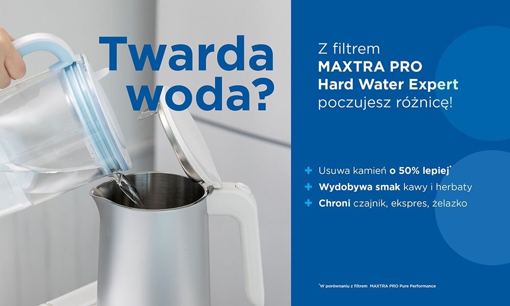 Obraz przedstawia dzbanek filtrujący wlewający wodę do metalowego naczynia. Obok znajduje się tekst: \'Twarda woda? Z filtrem MAXTRA PRO Hard Water Expert poczujesz różnicę! Usuwa kamień o 50% lepiej, Wydobywa smak kawy i herbaty, Chroni czajnik, ekspres, żelazko\'.