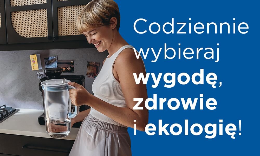 Osoba trzyma dzbanek filtrujący w kuchni. Na niebieskim tle widnieje tekst: \'Codziennie wybieraj wygodę, zdrowie i ekologię!\'.