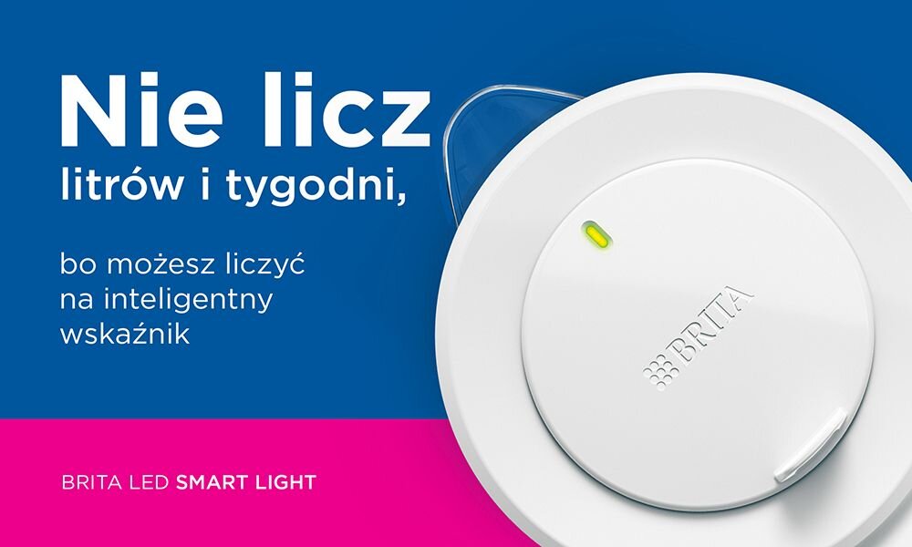Obraz przedstawia biały okrągły element z logo BRITA i zielonym wskaźnikiem na niebiesko-różowym tle. Tekst na obrazie: \'Nie licz litrów i tygodni, bo możesz liczyć na inteligentny wskaźnik\' oraz \'BRITA LED SMART LIGHT\'.