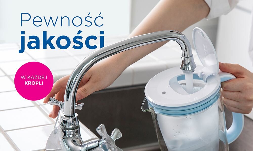Osoba napełnia dzbanek filtrujący wodą z kranu. Na obrazie widoczny jest tekst: \'Pewność jakości\' oraz \'W każdej kropli\'.