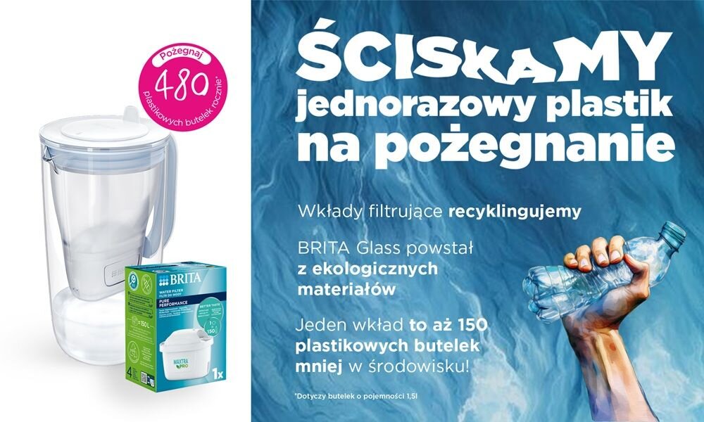 Obraz przedstawia dzbanek filtrujący z wkładem oraz opakowanie wkładu BRITA. Obok znajduje się tekst: \'ŚCISKAMY jednorazowy plastik na pożegnanie. Wkłady filtrujące recyklingujemy. BRITA Glass powstał z ekologicznych materiałów. Jeden wkład to aż 150 plastikowych butelek mniej w środowisku!\'