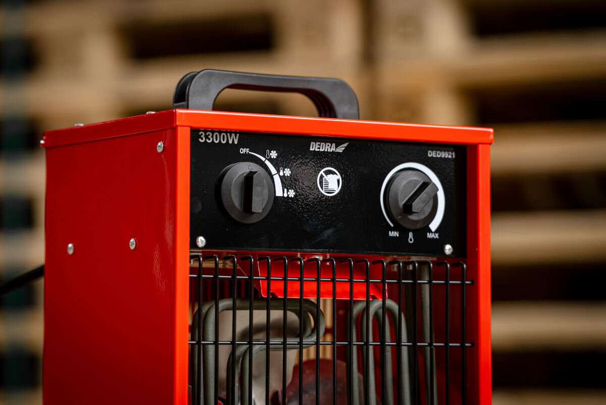 Nagrzewnica elektryczna DEDRA DED9921, wentylacja, 1650W, 3300W, regulacja, Panel kontrolny nagrzewnicy DEDRA DED9921 z pokrętłami, podziałka mocy, logo producenta.