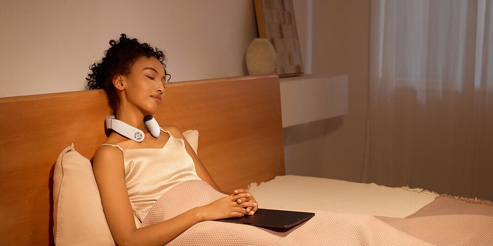 Masażer do karku SKG GS500-N sposób na odprężenie technologia PulseTech 3.0 4500 Hz waga komfort relaks odpoczynek samopoczucie