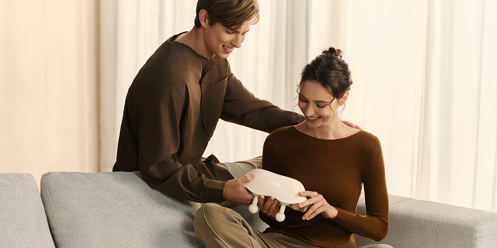 Masażer do karku SKG HS500-2 Pełen relaks w każdej sytuacji Dwuklawiszowy panel sterowania komunikaty głosowe łatwy w użyciu Tryb bezprzewodowy  8–10 sesji