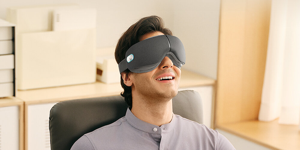 Masażer do oczu SKG ES500 Szary Pełny masaż okolicy oczu  masaż pneumatyczny, trzystopniowy kompres cieplny oraz relaksujące dźwięki Bluetooth z białym szumem komfort wygoda odpoczynek Pięć poduszeczek powietrznych w technologii Airwave Tech Miękka, przyjazna skórze powłoka  kilka minut masażu ulga