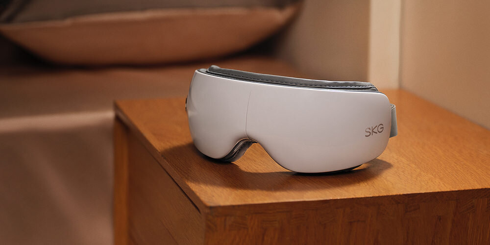 Masażer do oczu SKG ES500 Biały Komfort i mobilność waga możliwość złożenia pod kątem 180° Elastyczne i ulepszone paski łatwe dopasowanie miękka powłoka z poliuretanu