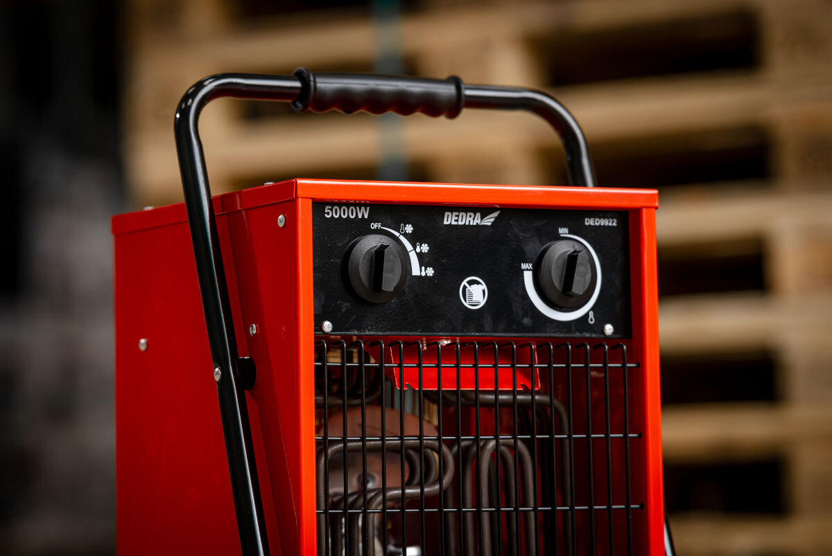 Nagrzewnica elektryczna DEDRA DED9922, trzy, tryby, komfort, uniwersalność, Czerwona nagrzewnica DEDRA DED9922, widok z przodu, dwa pokrętła, wyraźny uchwyt transportowy.