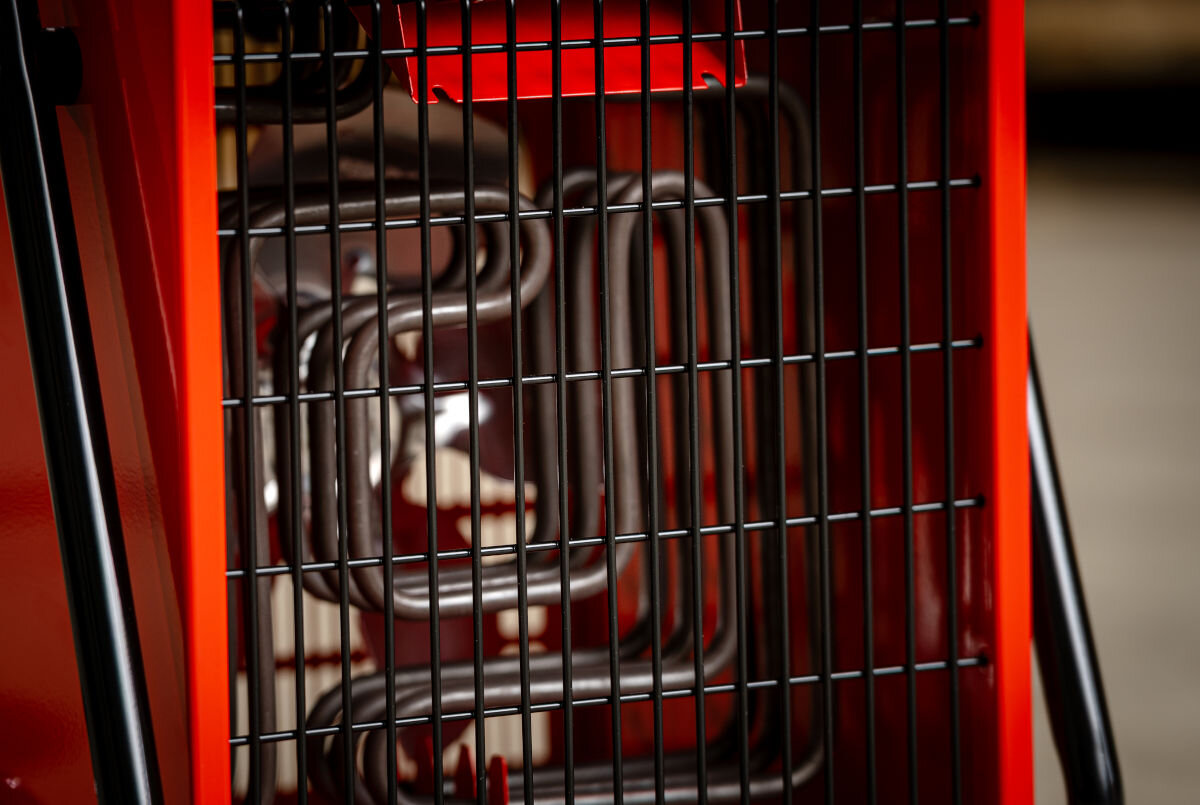 Nagrzewnica elektryczna DEDRA DED9922, zabezpieczenie, czujnik, trwałość, metal, Grzałka niskotemperaturowa nagrzewnicy Dedra DED9922, widok z bliska przez kratkę ochronną.