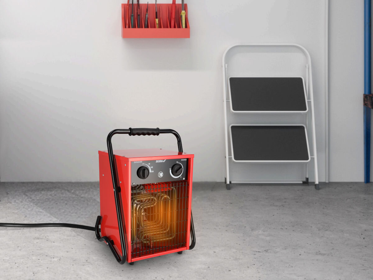 Nagrzewnica elektryczna DEDRA DED9922, wentylator, grzałka, powierzchnia, szybkość, Nagrzewnica Dedra DED9922 pracuje w czystym garażu, ogrzewając pomieszczenie, kabel z boku.