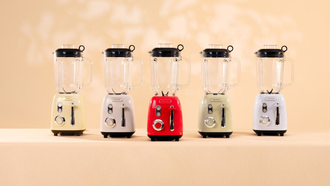 Blender kielichowy CECOTEC Power Black Titanium RetroBlue wygląd design tło prezentacja wizualizacja Styl i moc w Twojej kuchni