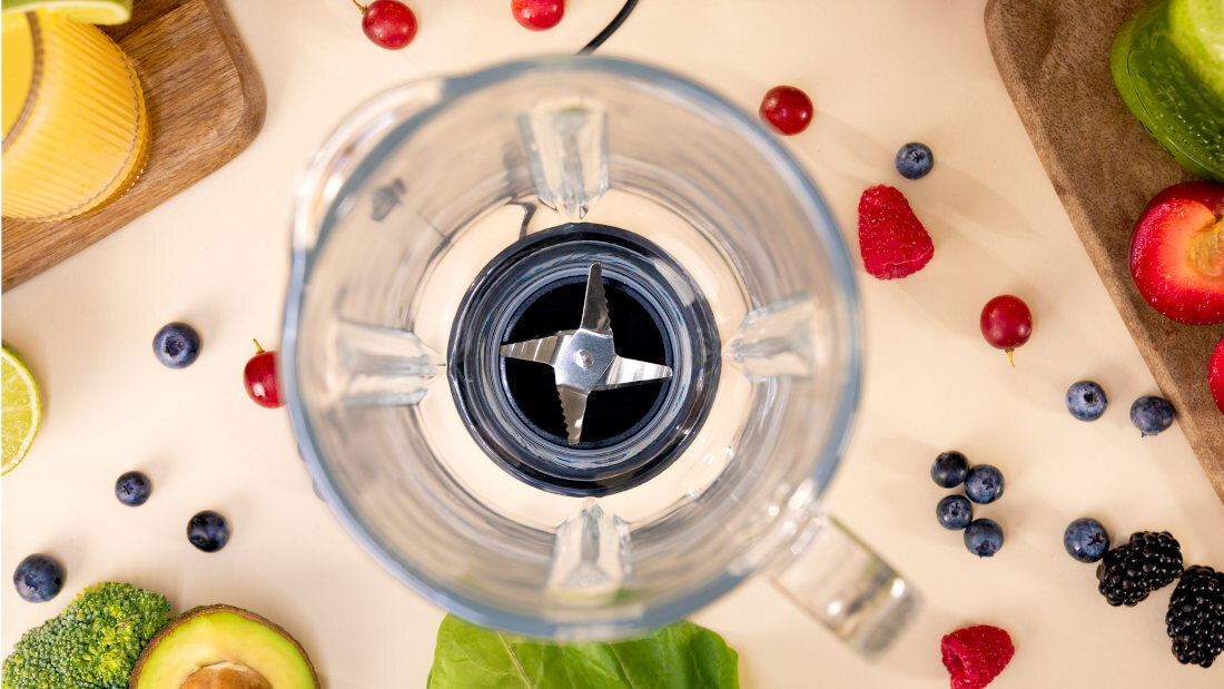 Blender kielichowy CECOTEC Power Black Titanium RetroBlue Trwałość na długie lata Cztery ostrza z powłoką z czarnego tytanu ostrość przez długi czas odporne na ścieranie bez utraty jakości działania