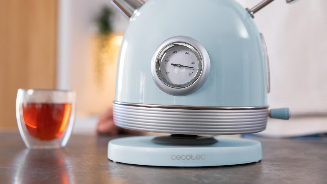 Czajnik CECOTEC ThermoSense 420 Vintage Błękitny Wygoda użytkowania Obrotowa podstawa 360° Zdejmowany dzbanek i system zwijania kabla 