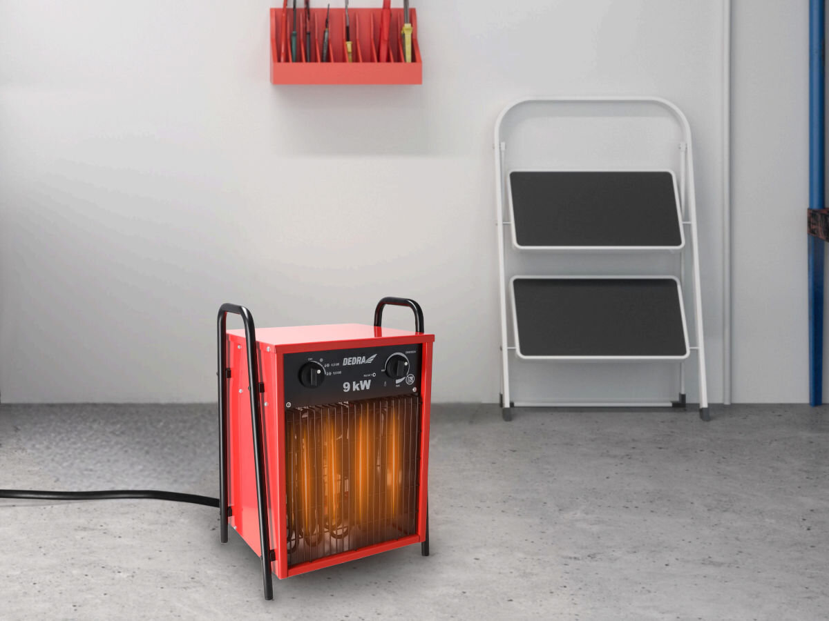 Nagrzewnica elektryczna DEDRA DED9924, uchwyt, waga, złącze, przemysł, Nagrzewnica DEDRA DED9924 w jasnym warsztacie, tryb grzania, kabel z boku, podłoga cementowa.