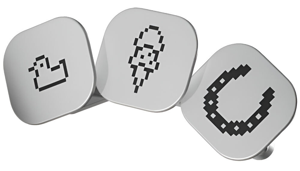 Odznaki LEDGER Nano Gen5 Pakiet Odznak 2 Render trzech małych, kwadratowych żetonów lub przycisków Ledger Nano, ułożonych w rzędzie, na białym, izolowanym tle. Na żetonach widnieją czarne, pikselowe ikony: z lewej strony zarys kaczki, pośrodku lód w wafelku, a z prawej podkowa.