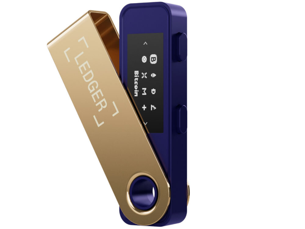 Portfel kryptowalut LEDGER Nano S Plus Sprzętowy portfel kryptowalutowy Ledger Nano S Plus w kolorze granatowo-złotym, z metalową osłoną częściowo odsuniętą, ukazującą wyświetlacz z ikonami kryptowalut i napisem Bitcoin. Na osłonie widoczne logo LEDGER. Widok pod kątem.