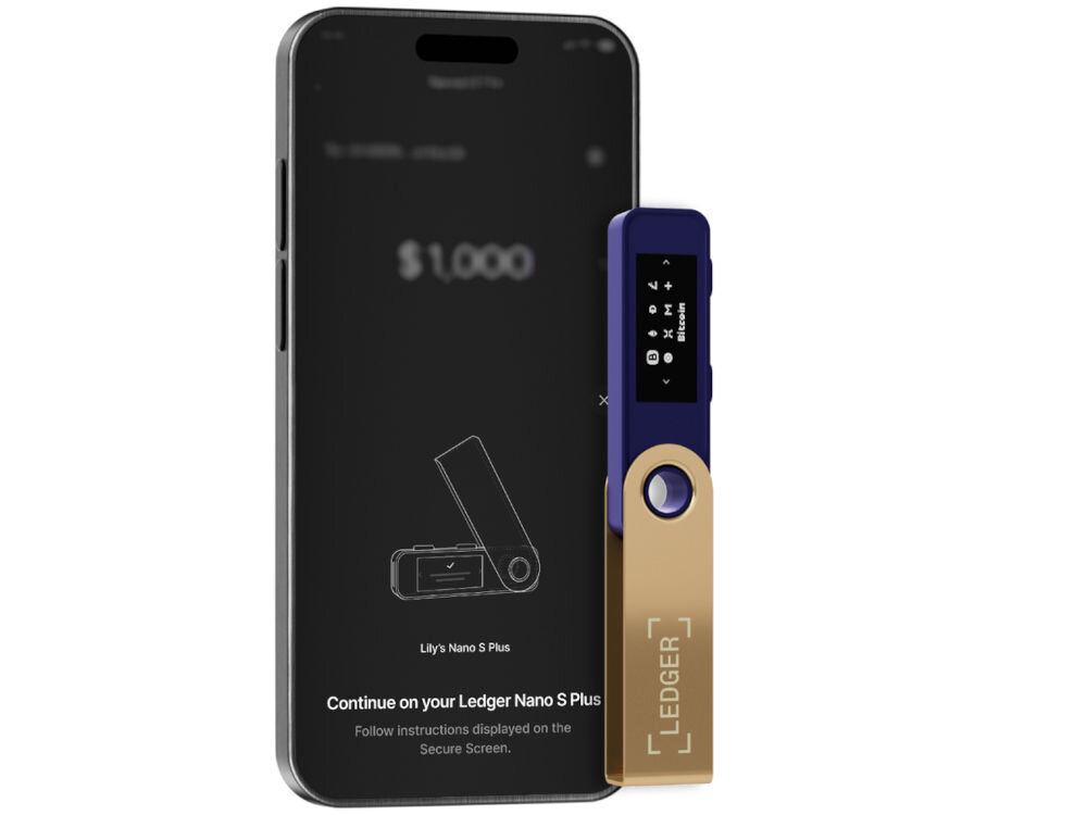 Portfel kryptowalut LEDGER Nano S Plus Sprzętowy portfel kryptowalutowy Ledger Nano S Plus w kolorze granatowo-złotym, wyświetlający ekran z ikonami kryptowalut i napisem Bitcoin, obok smartfon wyświetlający ekran aplikacji Ledger Live z instrukcją podłączenia i komunikatem Continue on your Ledger Nano S Plus