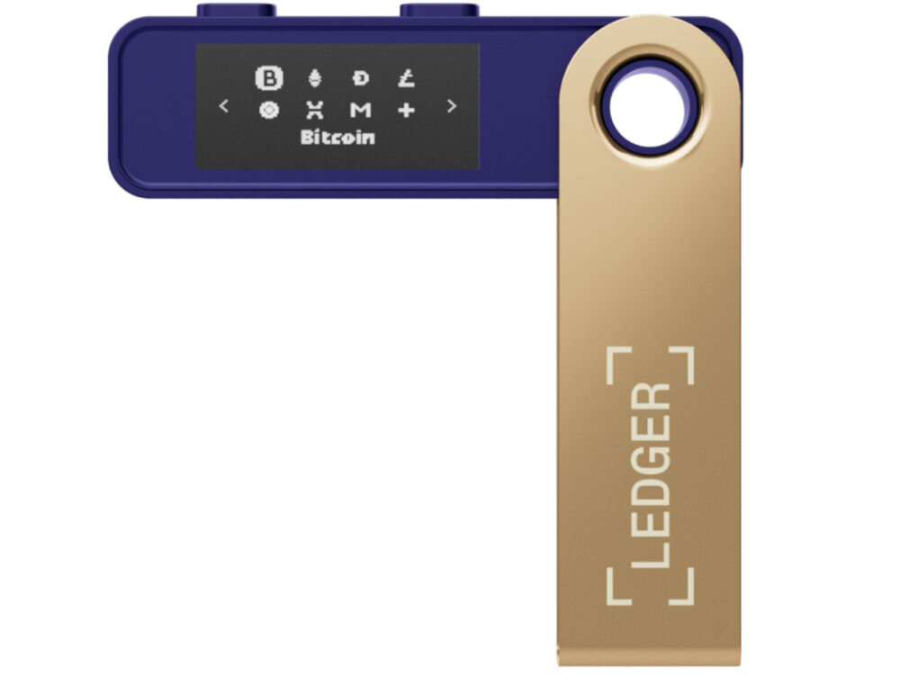 Portfel kryptowalut LEDGER Nano S Plus Sprzętowy portfel kryptowalutowy Ledger Nano S Plus w kolorze granatowo-złotym, ułożony prostopadle (kształt litery L), z metalową osłoną odsłaniającą wyświetlacz z ikonami kryptowalut i napisem Bitcoin. Na osłonie widoczne logo LEDGER.