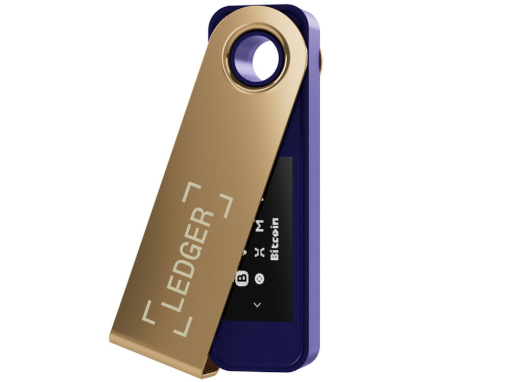 Portfel kryptowalut LEDGER Nano S Plus Sprzętowy portfel kryptowalutowy Ledger Nano S Plus w kolorze granatowo-złotym, z metalową osłoną częściowo odsuniętą pod kątem, ukazującą wyświetlacz z ikonami kryptowalut i napisem Bitcoin. Na osłonie widoczne logo LEDGER.