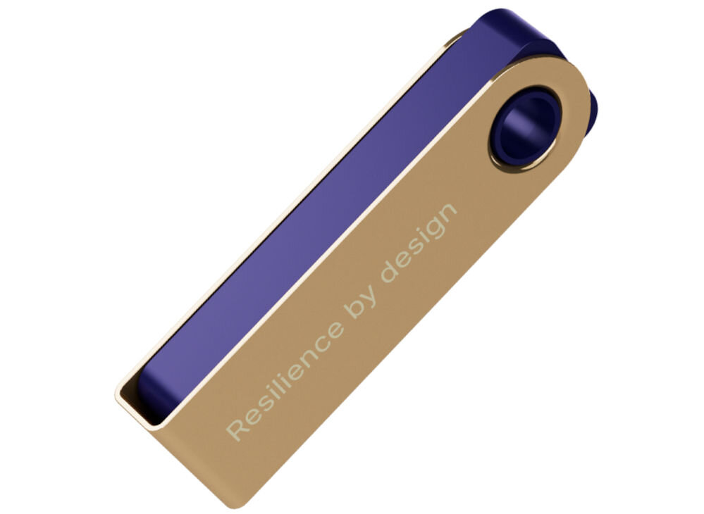 Portfel kryptowalut LEDGER Nano S Plus Sprzętowy portfel kryptowalutowy Ledger Nano S Plus w kolorze granatowo-złotym w pozycji zamkniętej. Na metalowej osłonie widoczny napis Resilience by design