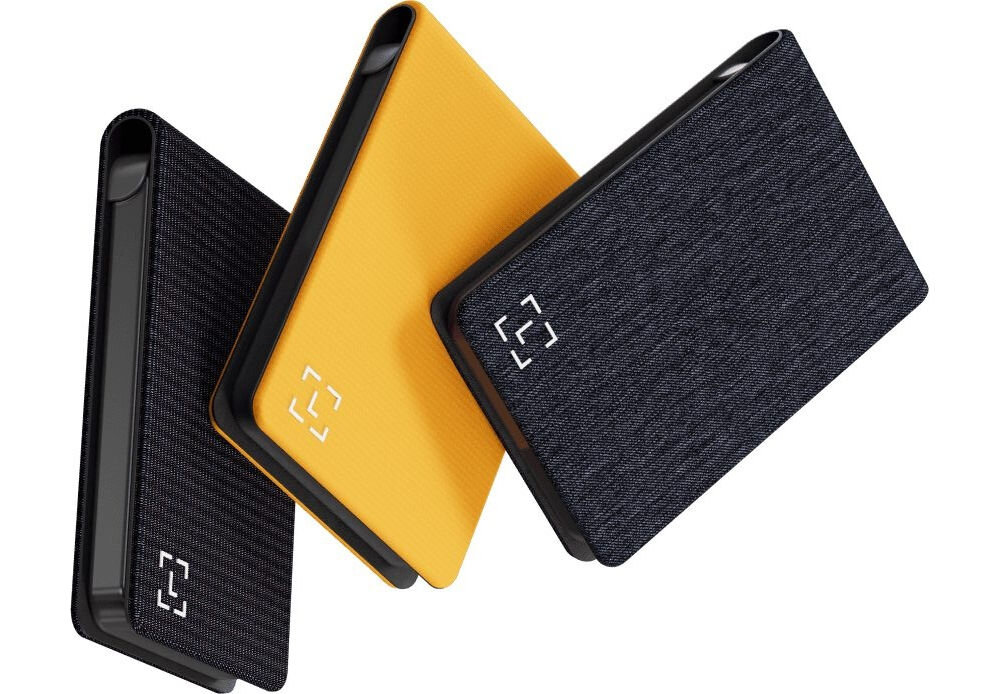 Etui LEDGER Nano Gen5 Magnet Folio Bakłażanowy rzy portfele sprzętowe do kryptowalut leżące obok siebie pod kątem. Dwa z nich są w teksturowanych, ciemnych etui (czarnym lub granatowym), a jeden w gładkim, pomarańczowym etui.