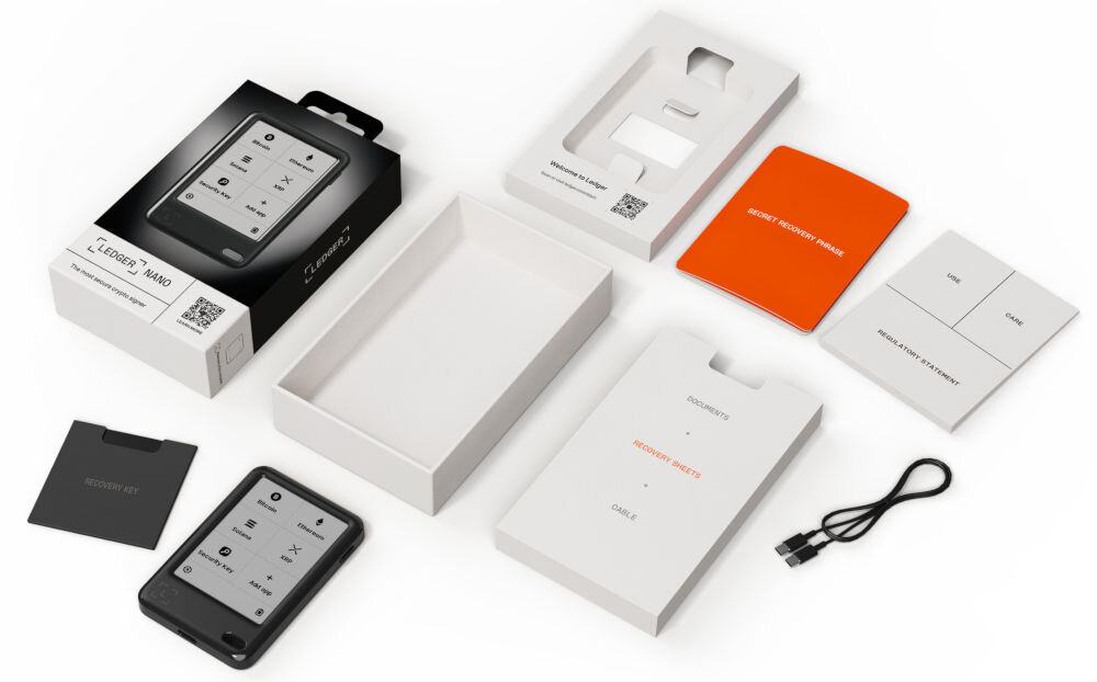 Portfel kryptowalut LEDGER Nano Gen5 Kompletny zestaw nowego portfela sprzętowego Ledger Nano ułożony na białym tle. Zawiera: oryginalne czarne pudełko z grafiką urządzenia, otwarte białe pudełka, samo urządzenie Ledger Nano, czarny kabel USB-C, czarną kartę RECOVERY KEY, pomarańczową kartę SECRET RECOVERY PHRASE oraz białe karty z dokumentacją i arkuszami do zapisania frazy odzyskiwania.
