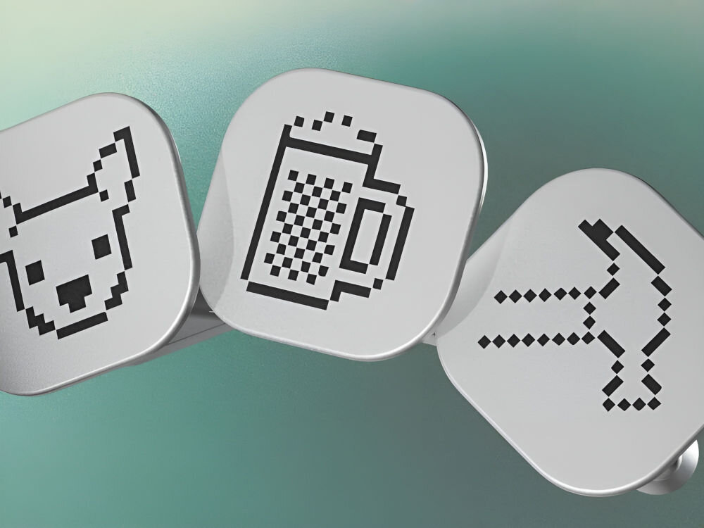 Odznaki LEDGER Nano Gen5 Pakiet Odznak 1 Render trzech małych, kwadratowych żetonów lub przycisków Ledger Nano, ułożonych w rzędzie, na rozmytym tle w odcieniach zieleni i turkusu. Na żetonach widnieją czarne, pikselowe ikony: z lewej strony głowa psa (chihuahua/doge), pośrodku kufel piwa, a z prawej kilof górniczy (symbol kopania kryptowalut).