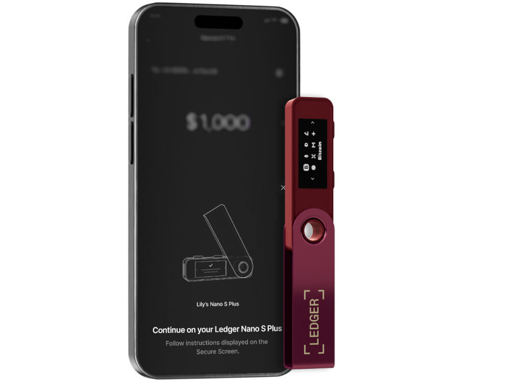 Portfel kryptowalut LEDGER Nano S Plus Sprzętowy portfel kryptowalutowy Ledger Nano S Plus w kolorze bordowym, wyświetlający ekran z ikonami kryptowalut i napisem Bitcoin, obok smartfon wyświetlający ekran aplikacji Ledger Live z instrukcją podłączenia i komunikatem Continue on your Ledger Nano S Plus