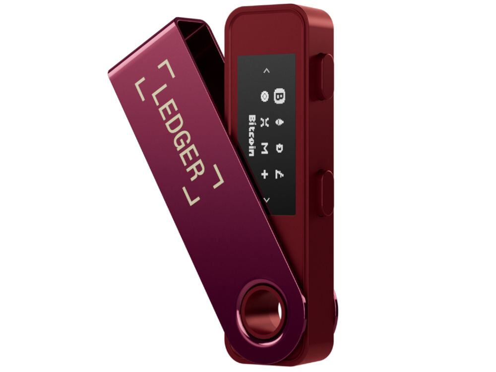 Portfel kryptowalut LEDGER Nano S Plus Sprzętowy portfel kryptowalutowy Ledger Nano S Plus w kolorze bordowym, z metalową osłoną częściowo odsuniętą pod kątem, ukazującą wyświetlacz z ikonami kryptowalut i napisem Bitcoin. Na osłonie widoczne logo LEDGER.
